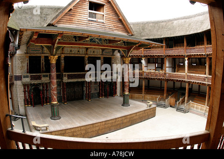 UK London Bankside Shakespeare Globe Theatre stage e auditorium Foto Stock