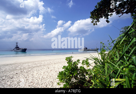 India Isole Andaman Havelock Radha Nagar beach Marina indiana landing craft sulle manovre Foto Stock