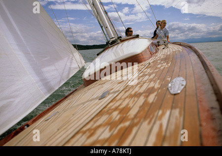 Gruppo di amici in barca Foto Stock