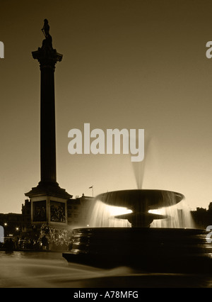 Trafalgar Square Nelsons Column e fontana notte tonalità seppia Foto Stock