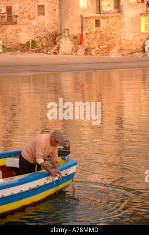 Fisherman ormeggio nel porto di Cefalù Sicilia settentrionale Foto Stock