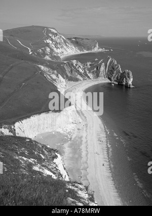 Porta di Durdle Dor calcare naturale arch & spiagge lungo il litorale con scogliera sentiero paesaggio passeggiate sulla parte della Jurassic Coast Inghilterra Dorset Regno Unito Foto Stock