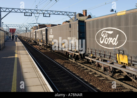 Ford Motor Company treno merci caricate con branded i contenitori di spedizione fermo a Stratford alla stazione ferroviaria di Londra Newham Est Londra Inghilterra REGNO UNITO Foto Stock