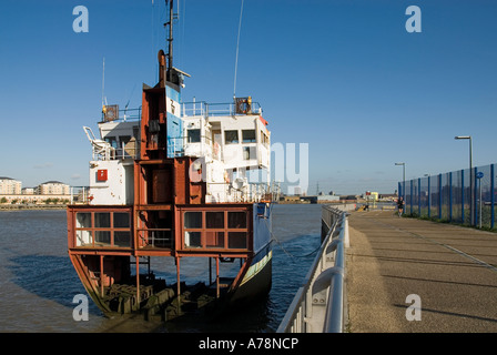 Il fiume Tamigi fetta di realtà sezione di scafo delle navi & ponte fisso come scultura di Richard Wilson sulla linea art walk penisola Greenwich UK Foto Stock