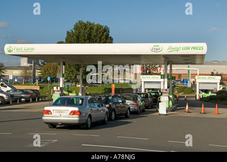 South London retail moderno parco con gli automobilisti in coda per riempire con carburante al supermercato Asda self service stazione di riempimento benzina busines England Regno Unito Foto Stock