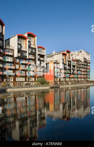 Greenwich Millennium Village parte della rigenerazione di vecchi impianti di gas sito brownfield in riva al mare villaggio alloggio proprietà Greenwich Peninsula Londra UK Foto Stock