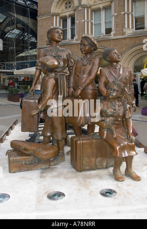 RBronze memorial sculpture Kindertransport l arrivo di Frank Meisler salvataggio dei bambini ebrei che arrivano a Londra Liverpool Street station England Regno Unito Foto Stock