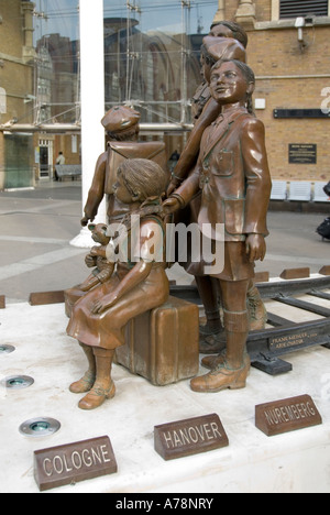 Kindertransport memoriale da Frank Meisler fuori Londra stazione ferroviaria Foto Stock