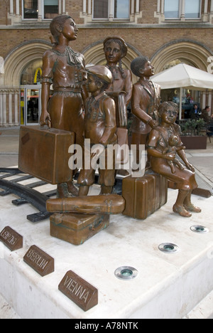 Memoriale di bronzo scultura Kindertransport l arrivo di Frank Meisler salvataggio dei bambini ebrei che arrivano a Londra Liverpool Street station England Regno Unito Foto Stock