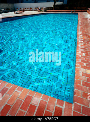Una leggera brezza crea Hockney-simili schemi di luce su questa piscina di piastrelle blu - Crete, Grecia Foto Stock