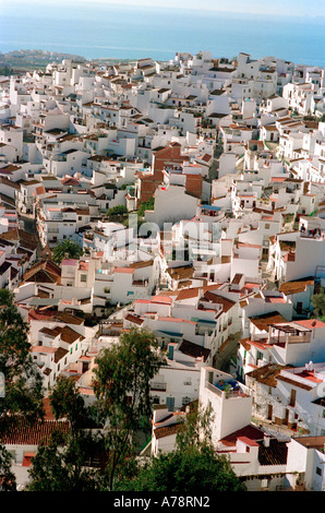 Una vista del densamente edificata borgo collinare di Torrox vicino a Nerja, Malaga sulla Costa del Sol, Andalusia, Spagna Foto Stock