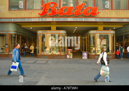 Bata Shoe shop nel centro di Brno Moravia Repubblica Ceca UE Foto Stock