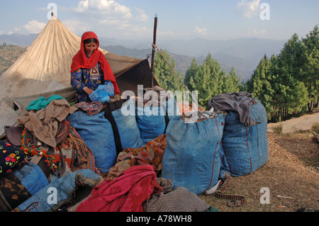 Le popolazioni nomadi zingari preparare i vestiti per il commercio nel villaggio di montagna sopra Bagh City Kashmir Pakistan. Foto Stock