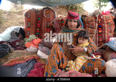 Le popolazioni nomadi zingari preparare i vestiti per il commercio nel villaggio di montagna sopra Bagh City Kashmir Pakistan. Foto Stock