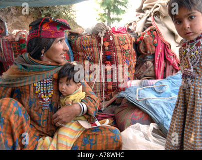 Le popolazioni nomadi zingari preparare i vestiti per il commercio nel villaggio di montagna sopra Bagh City Kashmir Pakistan. Foto Stock