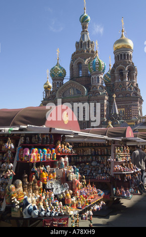 Pressione di stallo di souvenir al di fuori della Cattedrale della Resurrezione San Pietroburgo Russia Foto Stock