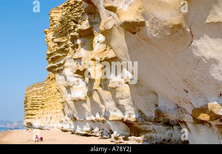 Insolita formazione rocciosa sulla famosa Jurassic Coast del Regno Unito a Burton Bradstock, Dorset, Inghilterra Foto Stock