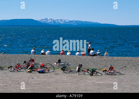 I ciclisti seduta sulle sponde del Lago Yellowstone Parco Nazionale di Yellowstone Wyoming USA Foto Stock