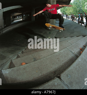 Mat Fowler Ollie attraverso lo spazio al South Bank sotto-croft sulla riva sud del fiume a Londra Foto Stock