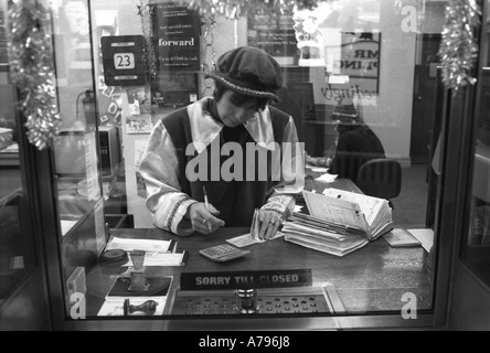 Festa di Natale in una filiale di Midland Bank office1990s UK South London 1994 HOMER SYKES Foto Stock