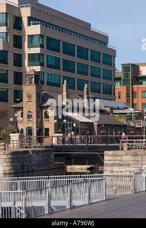 Il vecchio incontra il nuovo, Docklands, Dublino, Irlanda Foto Stock
