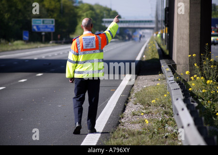 Highways Agency ufficiali del traffico alla scena di un incidente di polizia una chiusa la sezione dell'autostrada M6 a nord di Birmingham Foto Stock