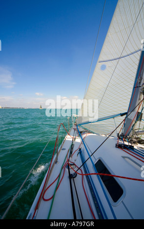 Un on board shot barca a vela yacht in una giornata di sole Foto Stock