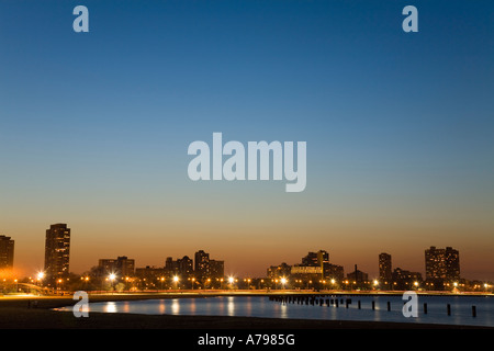 CHICAGO Illinois litorale a North Avenue Beach di notte highrises lungo il litorale di distanza dal Lago Michigan Foto Stock