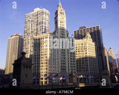 Wrigley Building sul Fiume di Chicago nel centro di Chicago con gli edifici circostanti Foto Stock