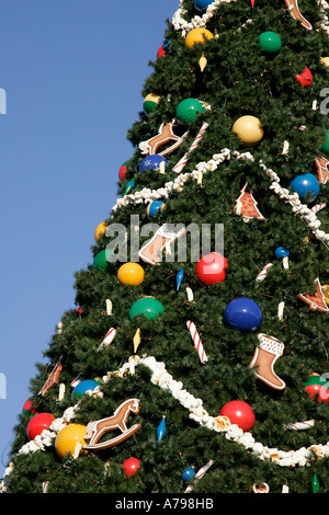 Albero di natale Xmas X Mas decoracion ninnolo sfera bambola giocattolo decorare parte celebrazione soft presenta luci di Natale Capodanno Foto Stock