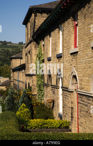 Una tipica strada nel villaggio di Saltaire che è un sito Patrimonio Mondiale dell'UNESCO West Yorkshire Inghilterra Foto Stock