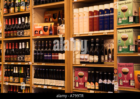 Alcune della vastissima selezione di birre belghe sul display in un negozio di Bruxelles Foto Stock