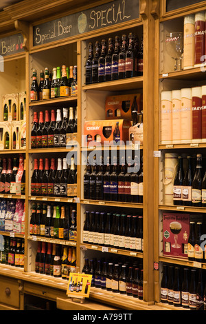 Alcune della vastissima selezione di birre belghe sul display in un negozio di Bruxelles Foto Stock