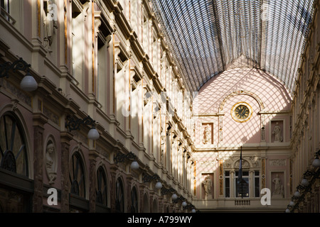 La cupola di vetro del tetto Galeries St Hubert a Bruxelles Foto Stock