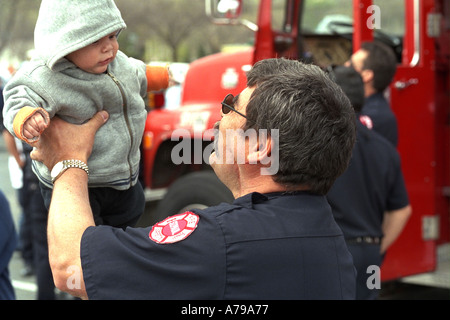 Vigile del fuoco di 45 anni e baby al Cinco de Mayo festival. St Paul Minnesota USA Foto Stock