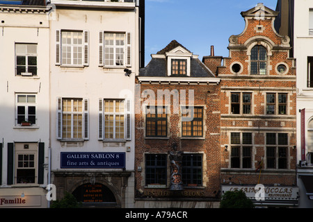 Negozi e ristoranti a Place du Grand Sablon Bruxelles Belgio Foto Stock