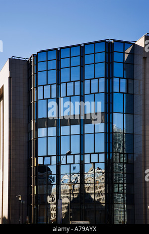 Il Justus Lipsius in granito rosa del Consiglio UE nella costruzione del quartiere europeo di Bruxelles, in Belgio Foto Stock