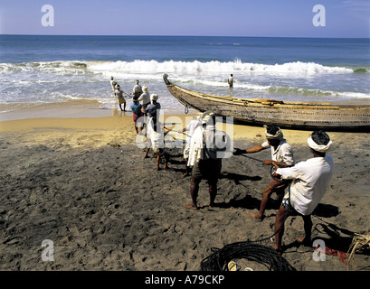 I pescatori alaggio net sulla spiaggia Varkala Kerala India Foto Stock