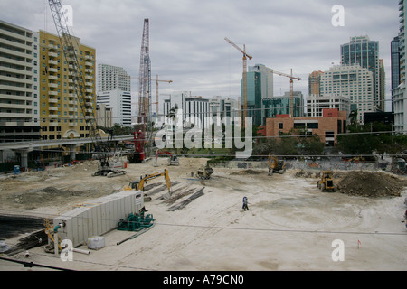 Miami Downtown South Sunshine State Florida USA ufficio moderno blocco finestre di vetro centro città ispirazione skyline urbano per la città Foto Stock