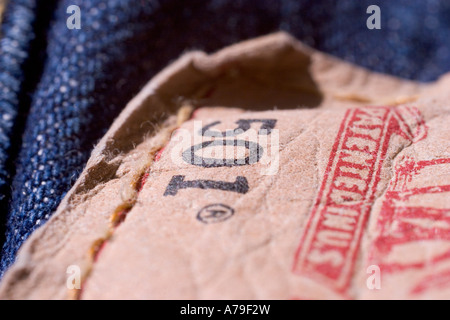 Jeans Levi 501 501 s dettaglio con close up 501 etichetta sulla parte posteriore del pantalone Foto Stock