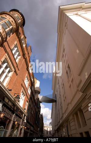 Il Ponte dell'aspirazione, la porta del palco e il passaggio pedonale di Floral Street collegano la Royal Opera House con la Royal School of Ballet Foto Stock