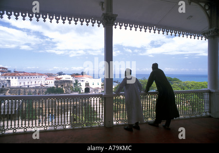 Due locali di uomini in abito tradizionale sondaggio Stone Town Foto Stock