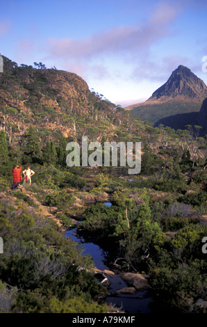 Bushwalkers nel labirinto facendo le foto di Mt Gould Cradle Mt lago St Clair Parco nazionale Tasmania Australia Foto Stock