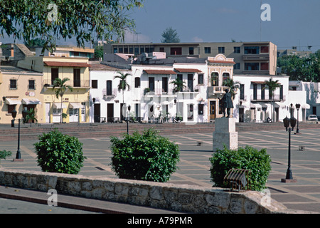 Plaza a Cartagena Colombia con statua di Don Blas de Lezo che salvò la città da una invasione britannico nel 1741 Foto Stock