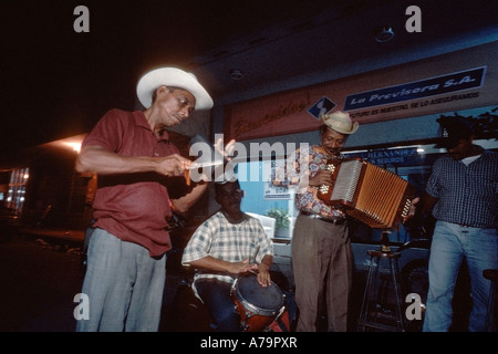 Gruppo musicale riproduzione cumbia sulla strada di notte a Cartagena Colombia Foto Stock