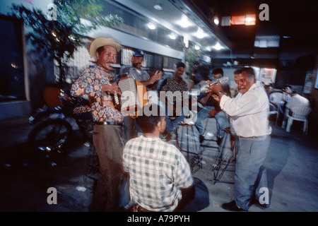 Gruppo musicale riproduzione cumbia sulla strada di notte a Cartagena Colombia Foto Stock