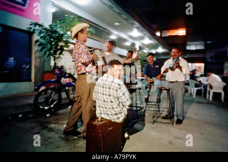 Gruppo musicale riproduzione cumbia sulla strada di notte a Cartagena Colombia Foto Stock