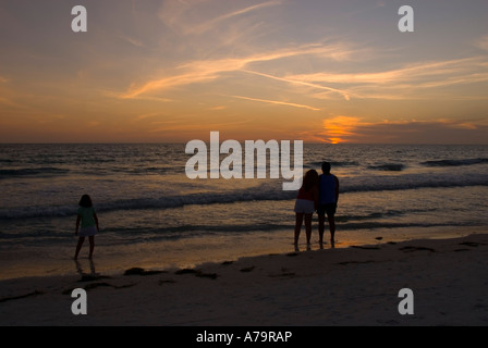 Famiglia sulla spiaggia al tramonto su Anna Maria Island Florida USA Foto Stock