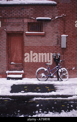 Scena di strada con la bicicletta in inverno Quebec Montreal Canada Foto Stock