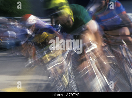 Il movimento e la velocità sono illustrati in questa fotografia panoramica dei ciclisti nel calore della concorrenza. Foto Stock